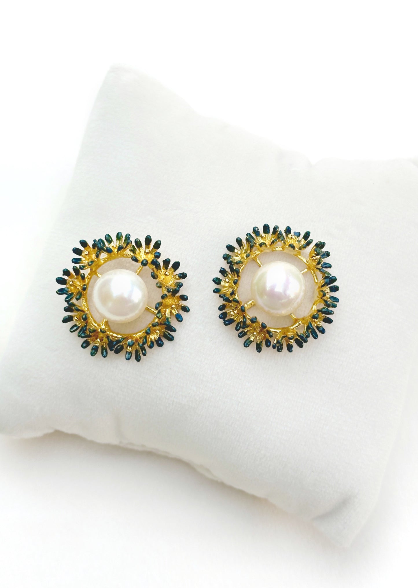 Blooming Wreath Pearl Studs - Forget-me-not blue