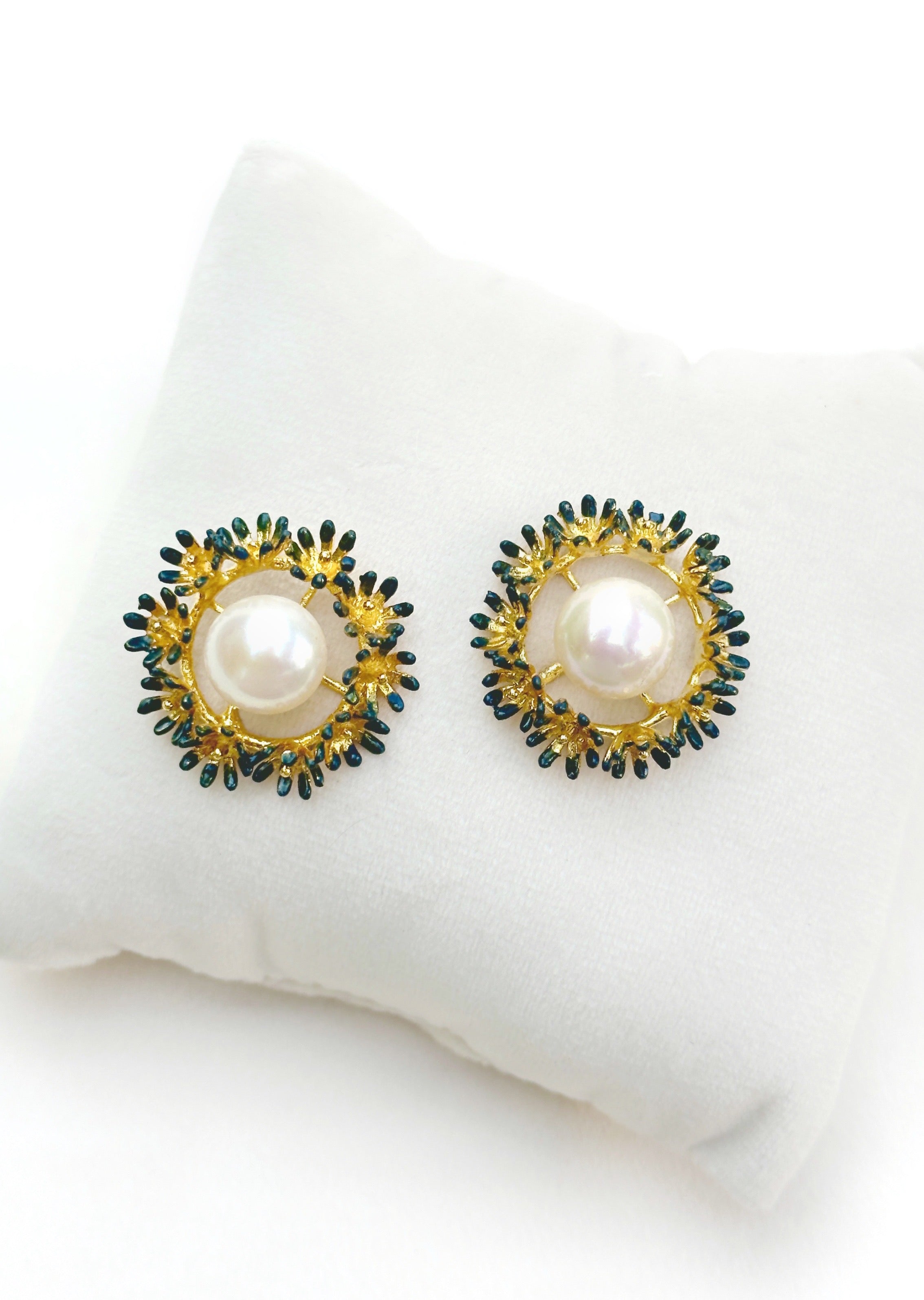 Blooming Wreath Pearl Studs - Forget-me-not blue