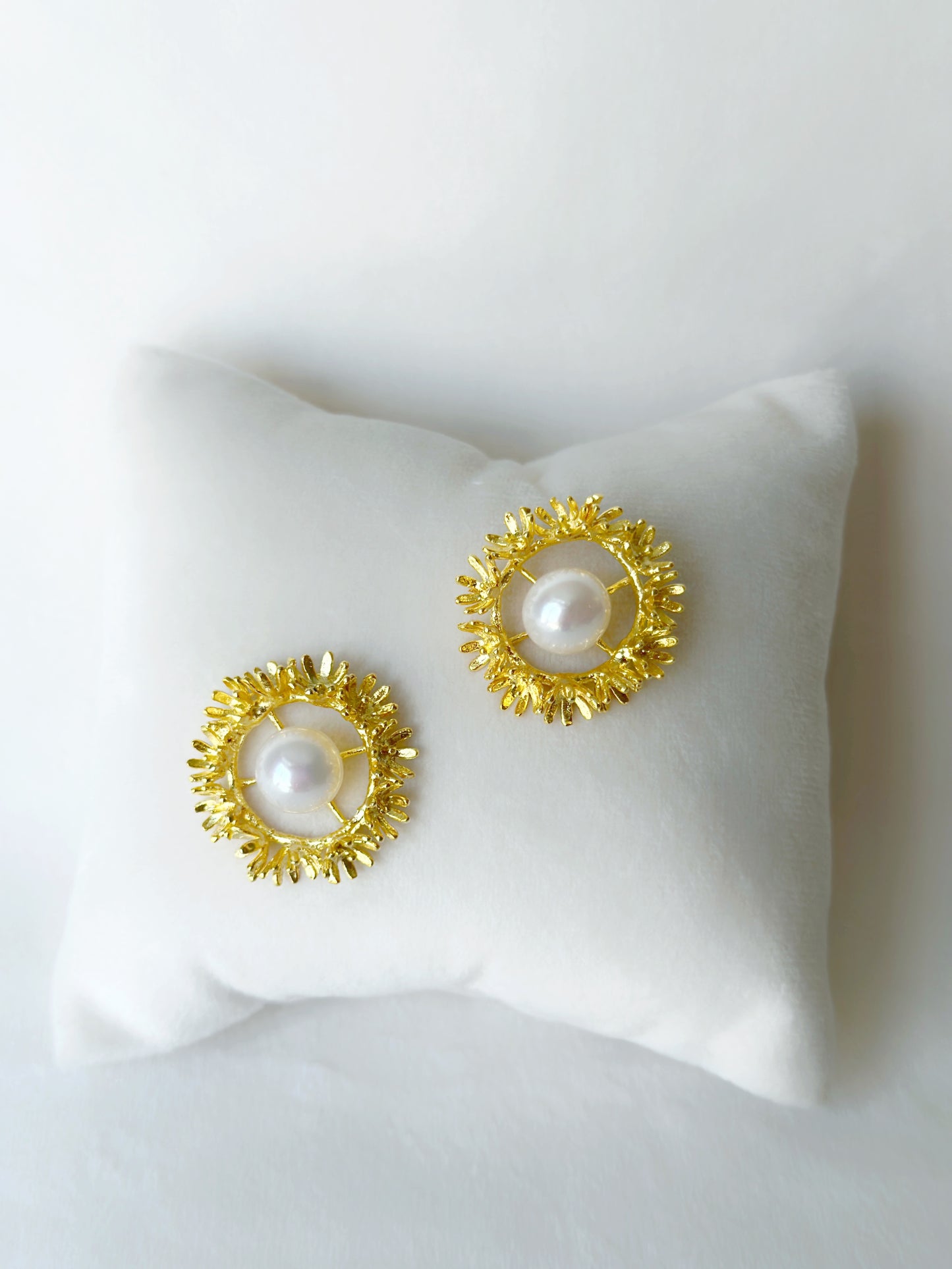 Blooming Wreath Pearl Studs - Gold