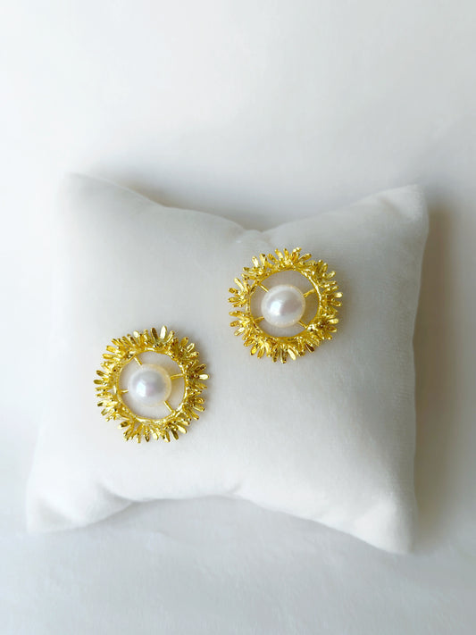 Blooming Wreath Pearl Studs - Gold