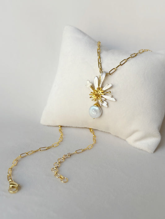 Flowerburst Pendant - Snowy White