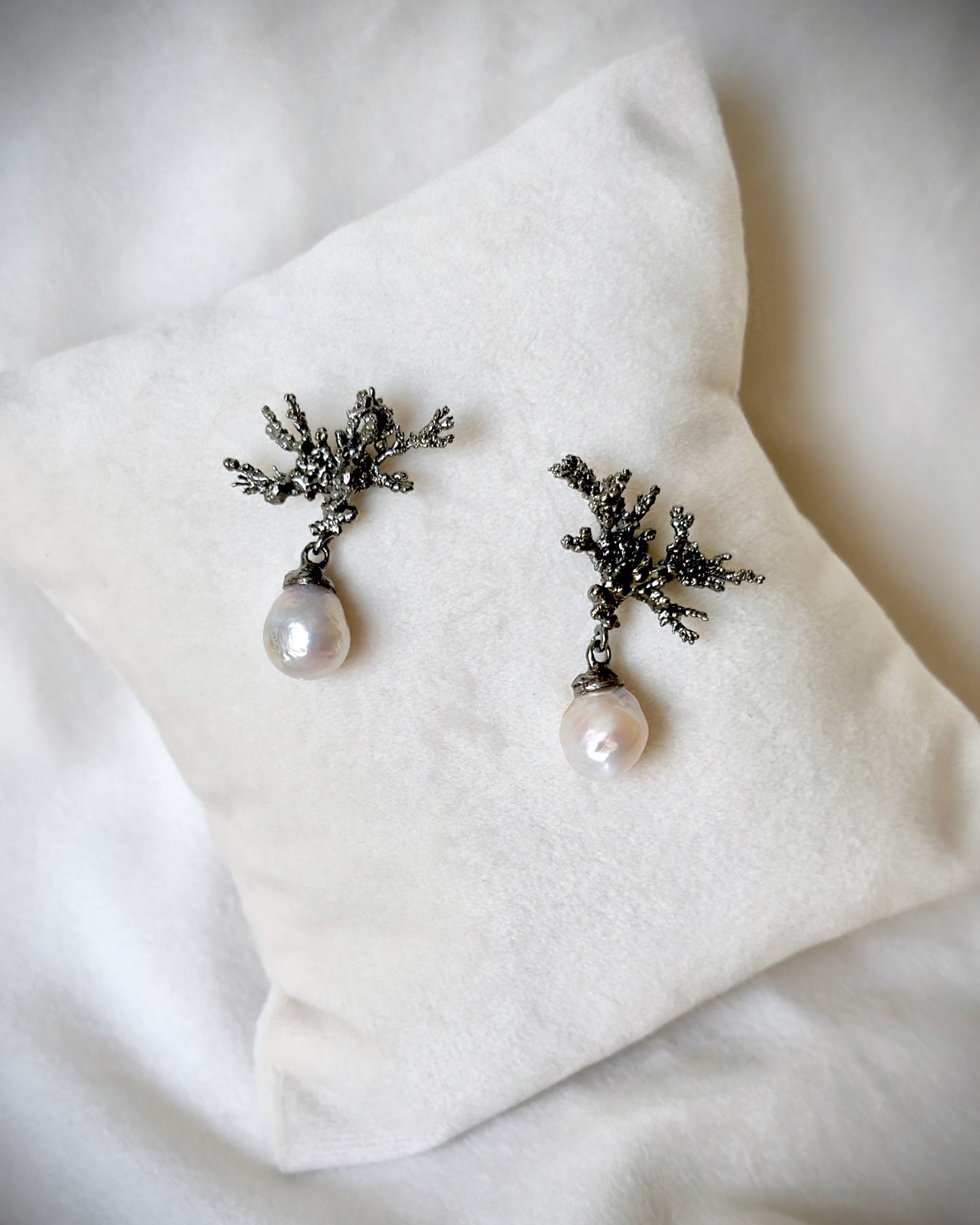 Seafloor - Coralline pearl drop earrings - black