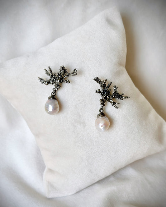 Seafloor - Coralline pearl drop earrings - black