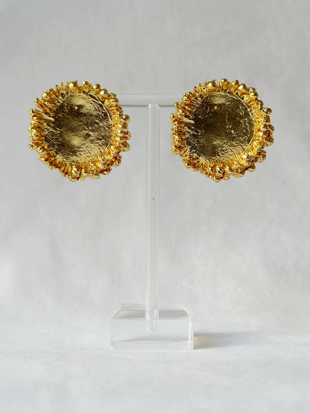 Bubbly crater studs Gold