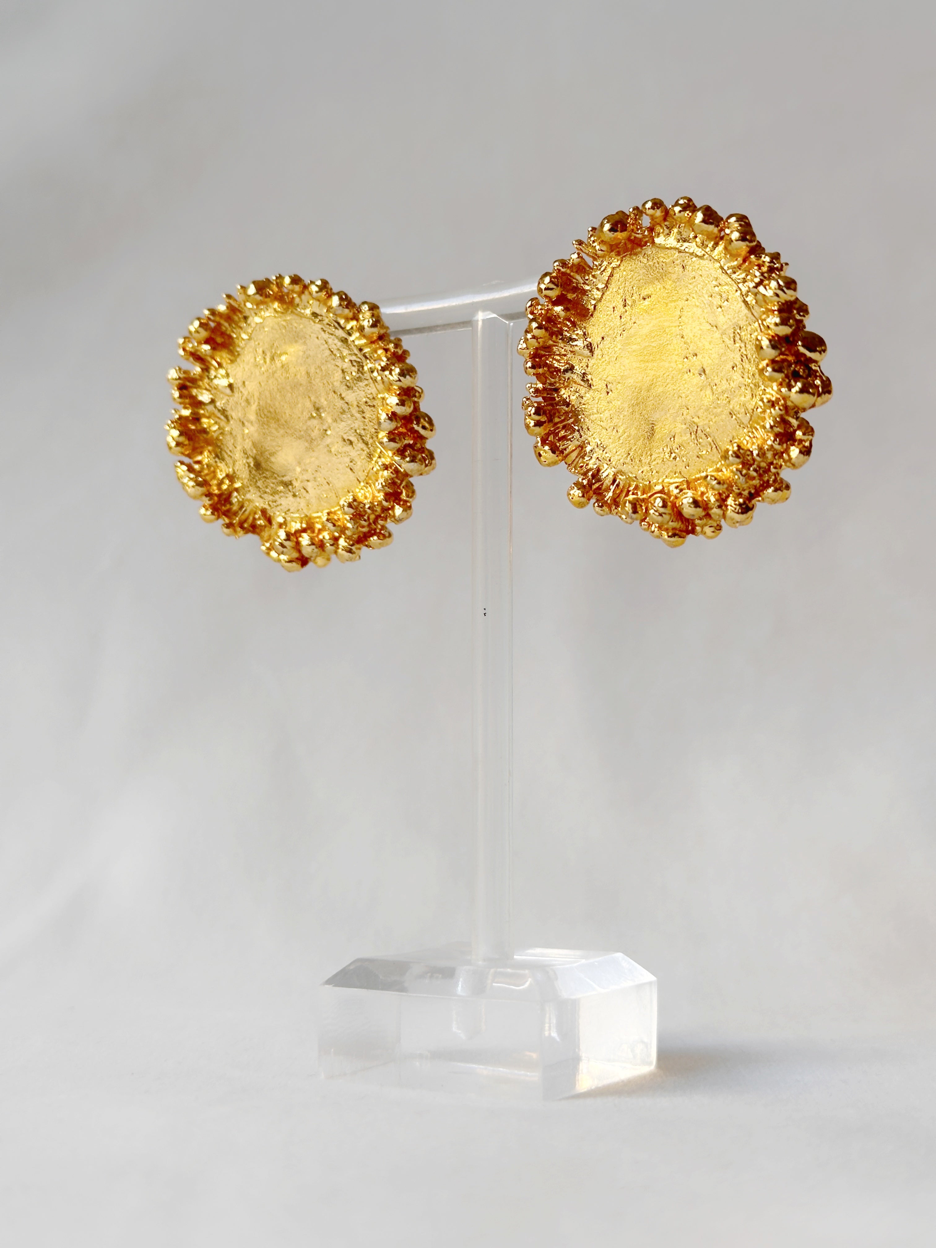 Bubbly crater studs Gold