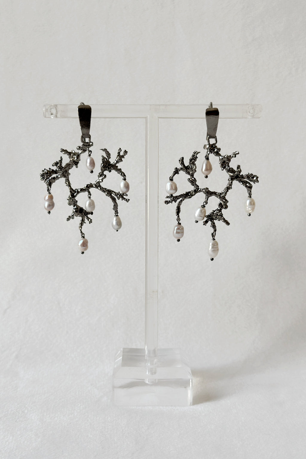Untamed pearl drops chandelier earrings black