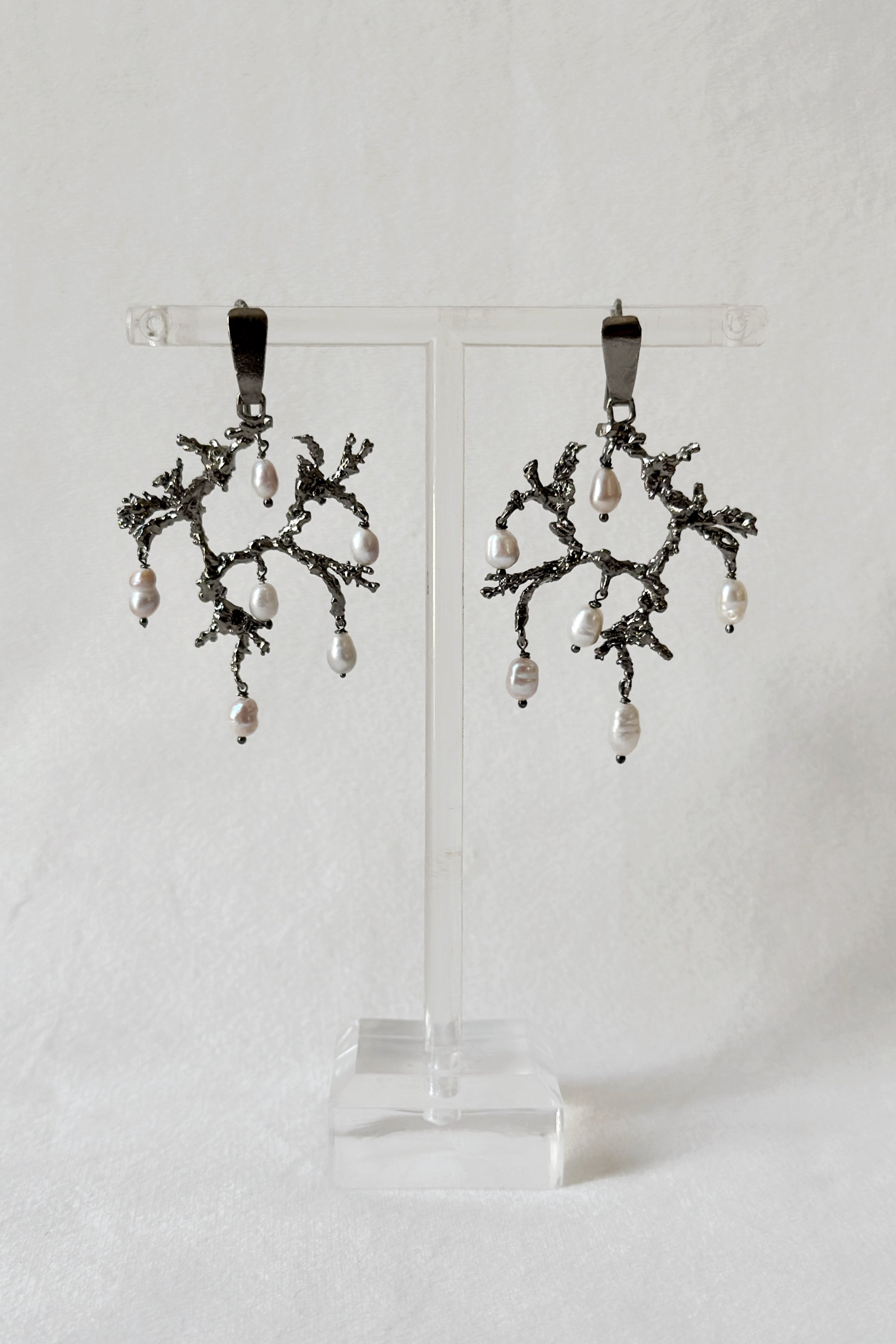 Untamed pearl drops chandelier earrings black