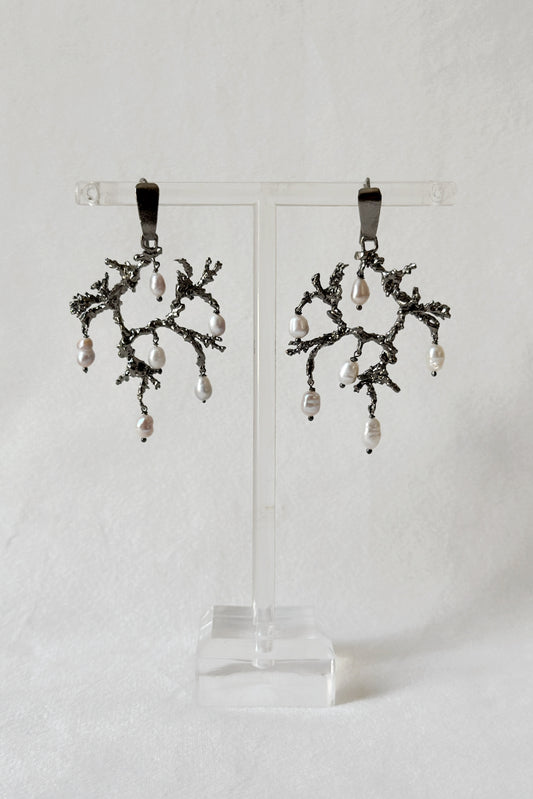 Untamed pearl drops chandelier earrings black