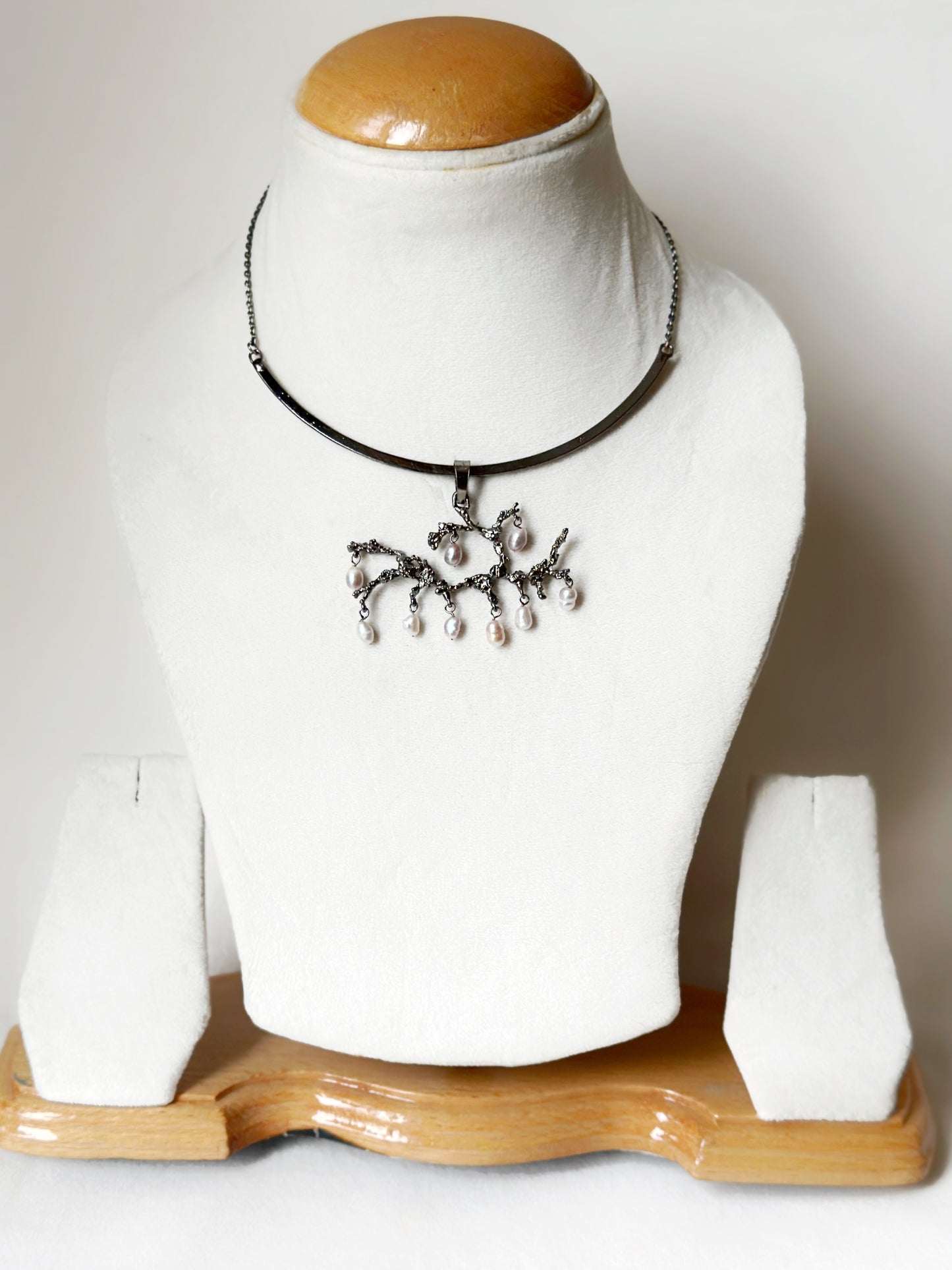 Untamed pearl drops chandelier pendant black