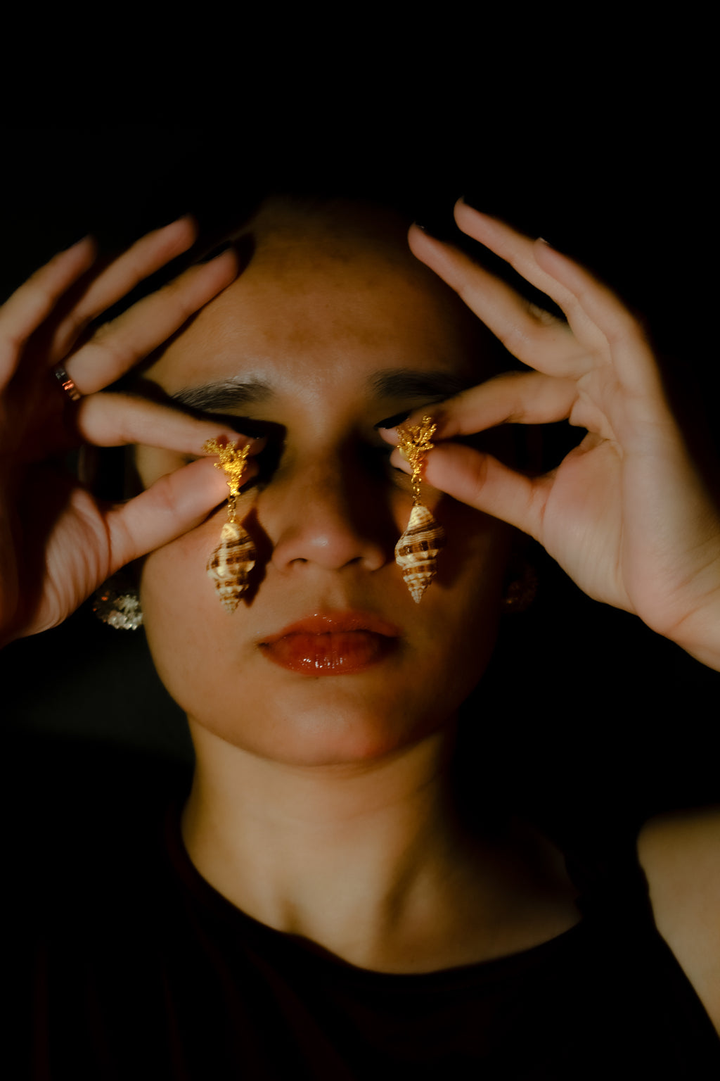 Seafloor - Coralline Seashell earrings - Gold