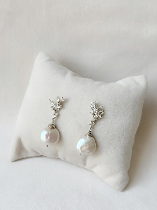 Seafloor - Coralline pearl drop earrings - Silver